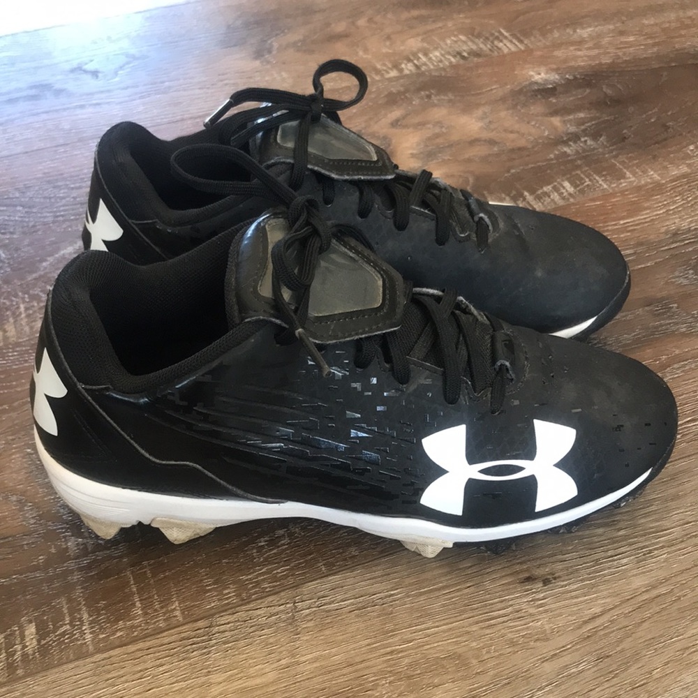 Under Armour kids baseball cleats size 3 youth.